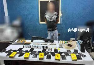 سقوط تاجر الاسلحة النارية والبيضاء في قبضة مباحث الزاوية الحمراء