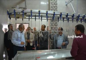 الزملوط محافظ الوادي الجديد خلال تفقده مجزر دواجن يوجه بسرعه تشغيله وفتح منافذ لبيع منتجاته بأسعار مخفضه