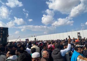 توافد أعداد كبيرة من المصريين أمام معبر رفح لرفض مخططات تهجير الفلسطينيين| فيديو