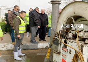 محافظ القاهرة يشرف على شفط مياه الأمطار من الشوارع