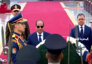الرئيس السيسي يضع إكليلا من الزهور على النصب التذكاري بأكاديمية الشرطة