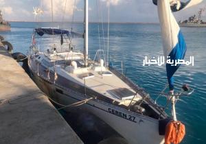 البحرية المصرية تنجح في إنقاذ مركب تركي في عمق البحر المتوسط .. صور