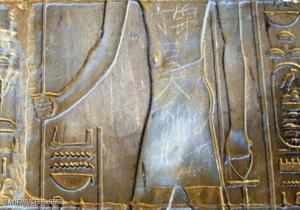  فتى صيني ينقش اسمه على معبد مصري
