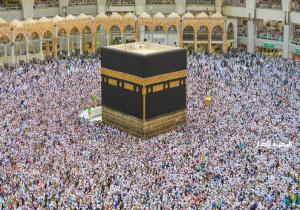 حجاج السياحة يرمون الجمرات الثلاث في أول أيام التشريق