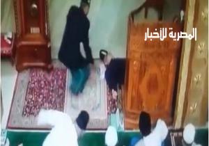 بالفيديو .. وفاة إمام مسجد أثناء إلقاء خطبة الجمعة