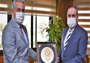 وزير الطيران المدنى يهنئ "حسن شحاته" لتوليه منصب الأمين العام لإتحاد نقابات عمال مصر
