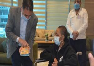 الأمريكية المصابة بالسرطان تلتقط صورا تذكارية مع أسرتها أمام أبو الهول