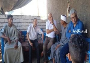 وكيل صحة قنا يقدم الاعتذار لمريض في منزله