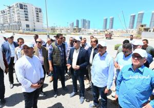 وزير الإسكان يتفقد كومبوند «مزارين» والممشى السياحي والمنطقة الترفيهية بمدينة العلمين الجديدة