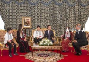 ولي العهد المغربي يستقبل الأطفال المقدسيين المشاركين في الدورة الـ 15 للمخيم الصيفي لوكالة بيت مال القدس الشريف بالقصر الملكي بتطوان.