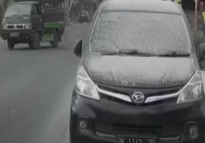 رماد كثيف لبركان "سينابونج" يغطى السيارات والشوارع بمدينة إندونيسية