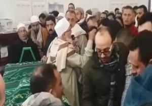 المئات يؤدون صلاة الجنازة على محمد السباعى فى كفر صقر بالشرقية