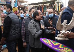 الرئيس السيسي يتفقد السوق السياحية بقرية غرب سهيل بمحافظة أسوان