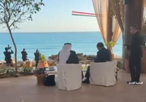 الرئيس السيسي ونظيره الإماراتي يتناولان الإفطار على شاطئ البحر في مدينة العلمين الجديدة | فيديو