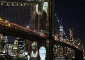نيويورك تخلد ضحايا كورونا بعرض صورهم على جسر بروكلين