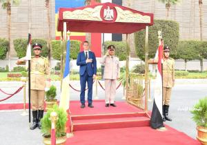 القائد العام للقوات المسلحة يلتقي وزير الدفاع الروماني / صور