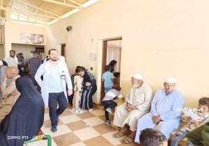 محافظة الجيزة: توقيع الكشف الطبي على 2942 مواطن وإجراء 65 عملية خلال قافلة طبية