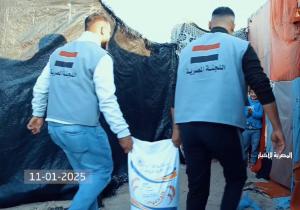 اللجنة المصرية توزع الدقيق على النازحين في مخيمات غزة