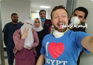 فيديو| الصحفي الأمريكي المتعافى من كورونا: سعيد بزيارة مصر.. وصحتي جيدة