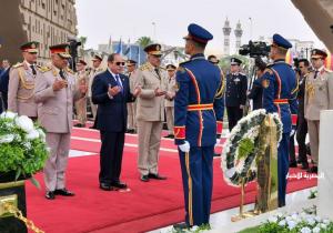الرئيس السيسي يتوجه لمنطقة النصب التذكاري لشهداء القوات المسلحة ويضع إكليلا من الزهور على قبر الجندي المجهول