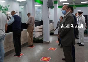 محافظ القاهرة يتفقد صرف منحة العمالة غير المنتظمة بمكتب بريد العباسية