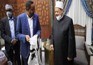 صور.. رئيس وزراء الصومال يقلد شيخ الأزهر الشال الصومالى وعمامة السلاطين