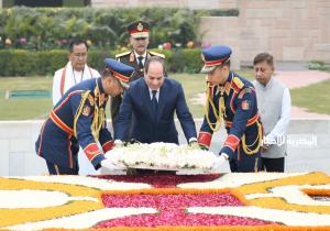 المتحدث الرئاسي ينشر صور زيارة الرئيس السيسي لضريح المهاتما غاندي ووضع إكليل من الزهور على قبره