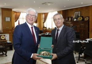 سفير الولايات المتحدة الامريكية      بالرباط السيد دافيد فيشر   في ضيافة وزير العدل المغربي " محمد بنعبد القادر "
