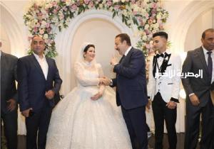 محافظ المنوفية يشارك عروسين من الأيتام حفل زفافهما