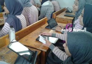 طلاب أولى ثانوي يؤدون امتحان الفلسفة على التابلت صباح اليوم