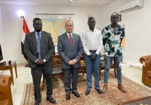 سفير مصر في جوبا يستقبل عددًا من الشباب الجنوب سوداني المشاركين بمنتدى شباب العالم