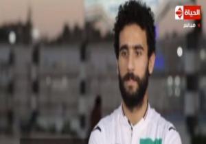 باسم مرسى ودويدار يواسيان لاعبى الزمالك فى غرفة الملابس