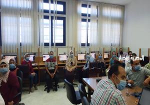 رئيس جامعة دمنهور يتفقد دورات التحول الرقمى