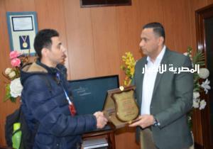 تكريم مهندس بالدقهلية لتوزيعه صناديق قمامة حفاظا على البيئة