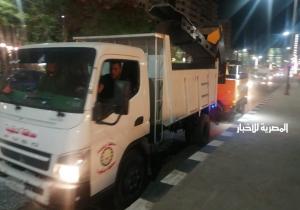 بالصور ... رفع تراكمات الأتربة بحي غرب المنصورة