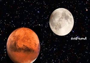 بعد الـ 8 مساء اليوم.. ترقبوا اقتران القمر بـ«الكوكب الأحمر»