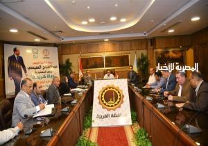 محافظ الغربية يناقش خطة رصف عدد من الطرق