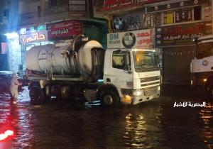 الجيزة تدفع بمعدات لشفط مياه الأمطار بشوارع منطقة الهرم