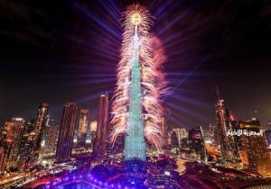 رسالة تهنئة بالعام الجديد تضئ ناطحة سحاب برج خليفة في الإمارات | صور