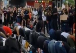 متظاهرو أمريكا يحمون المسلمين لأداء الصلاة أثناء الاحتجاجات فى نيويورك