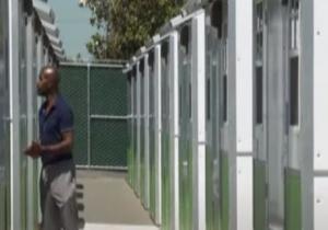 أمريكيون يجهزون بيوت صغيرة لإيواء المشردين في لوس انجلوس