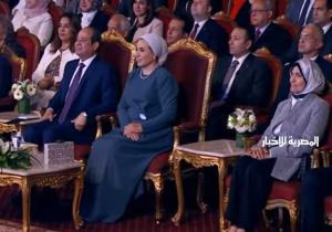 الرئيس السيسي والسيدة قرينته يستمعان لفقرة غنائية بعنوان «أنتِ قدها» للفنان مدحت صالح والشابة هنا يسري