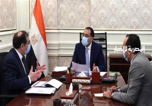 مدبولي يتابع مع وزير البترول موقف توافر الوقود في ظل الأزمة الروسية الأوكرانية