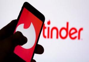 إيه الفرق بين تسجيل الدخول لـTinder على جهاز كمبيوتر أو الهاتف؟