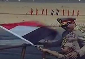 عبد الفتاح السيسي و«طفل السرطان» بالزي العسكري على يخت المحروسة 