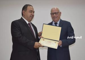 محافظ بورسعيد يكرم عددٱ من النماذج المشرفة بالجمارك