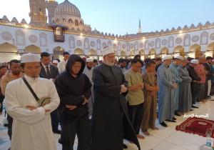 الضويني يُصلي مع الطلاب الوافدين في صحن الجامع الأزهر ويتابع توزيع وجبات الإفطار عليهم |صور