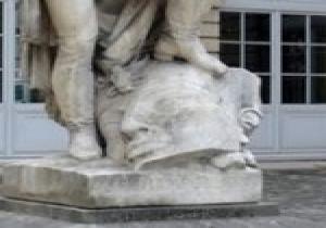 مصر تعترض على تمثال فرنسي لـ”شامبليون” يضع قدمه فوق رأس ملك فرعوني