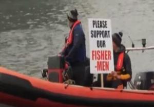 أيرلنديون يحتجون بالقوارب ضد قرارات بريطانيا المؤثرة على الصيد