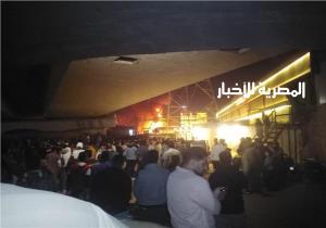 حريق مصنع زيوت.. والدخان يغطي الطريق الدائري بميت حلفا بالقليوبية